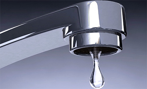 Un rubinetto che perde è una fonte d'acqua per gli scarafaggi