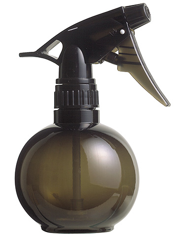 A koncentrátum vízzel való hígítása után ajánlatos az oldatot spray-palackba önteni
