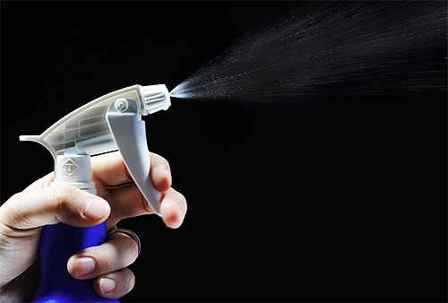 Även om loppsprayer är mycket effektiva, måste de användas mycket försiktigt.