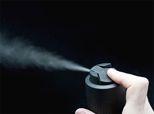 Kombat aerosol treba raspršiti na udaljenosti od 20-30 cm od sebe