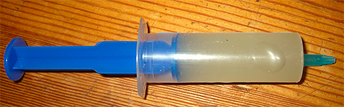 Gelurile insecticide sunt de obicei vândute în seringi sau tuburi.