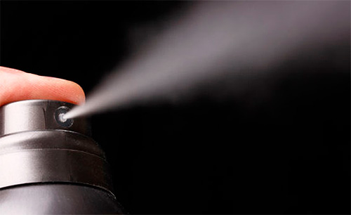 Spray-urile insecticide sunt deosebit de eficiente împotriva furnicilor dacă se cunoaște cel puțin aproximativ locația cuibului lor.