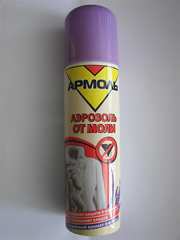 Efter att ha sprayat garderoben med Armol-aerosol kan du vara säker på att den dyrbara pälsrocken kommer att vara säker i den.