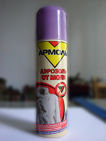 Merawat kabinet dengan aerosol Armol akan membantu memusnahkan larva rama-rama yang tinggal di sana, serta rama-rama
