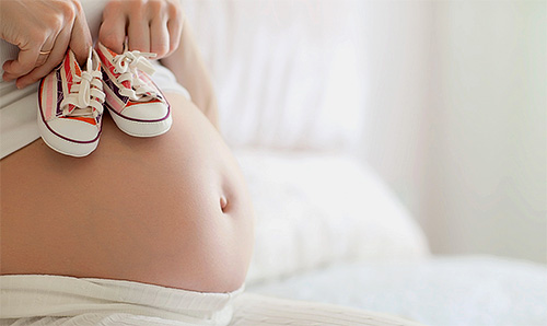 Benzylbenzoát je poměrně toxický a neměl by se používat během těhotenství.
