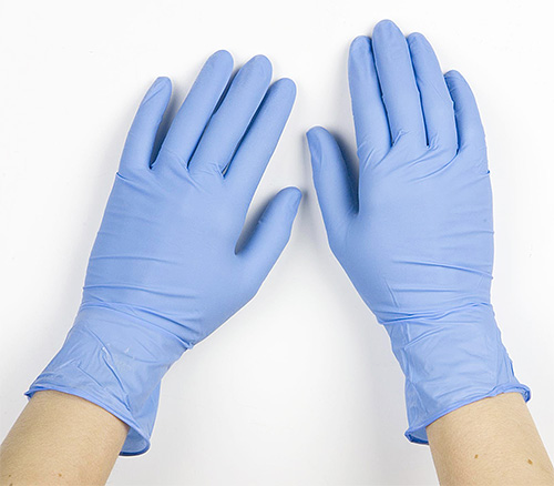 Nemojte zaboraviti nositi rukavice kada rukujete insekticidima.