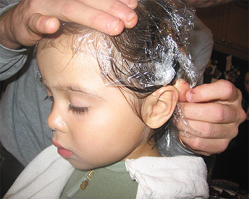Voor de beste vernietiging van luizen kan een plastic dop op het hoofd van het kind worden geplaatst.