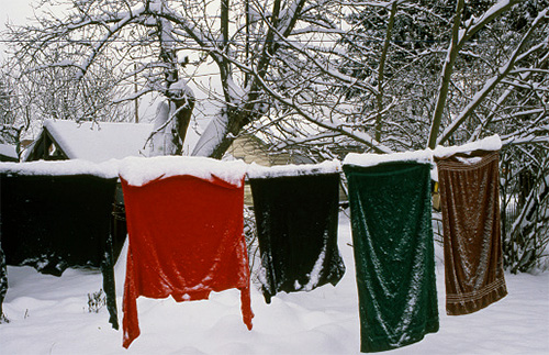 Jika anda menggantung pakaian dalam keadaan sejuk, kutu linen akan cepat mati di dalamnya.