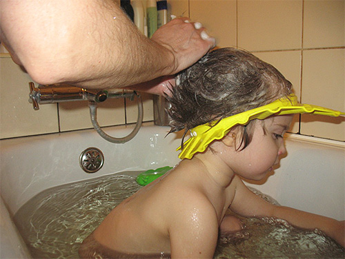 Gazyağı karışımı, çocuğun kafasından şampuanla iyice yıkanmalıdır.