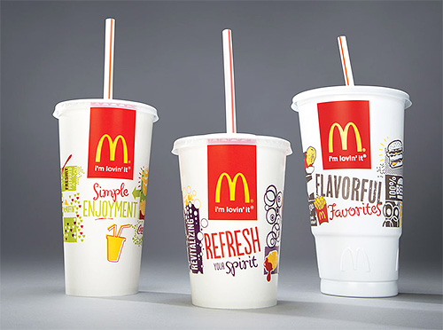 Om een ​​doe-het-zelf bedwantsval te maken, heb je twee glazen van verschillende groottes van McDonald's nodig.