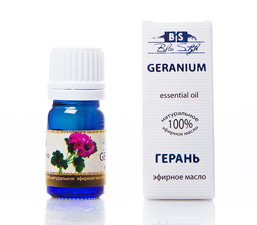 Geraniumolie kan worden toegevoegd aan gewone shampoo of gemengd met klisolie