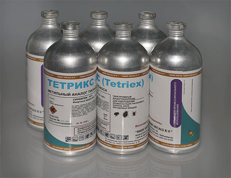 Ubat profesional untuk bedbugs Tetrix (Tetriex) mempunyai bau yang tidak menyenangkan yang sangat ketara