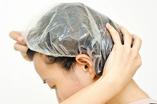 Po ošetření hlavy octem je vhodné nasadit si na hlavu speciální čepici.
