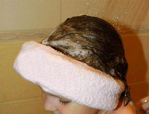 Po uplynutí požadované doby se pedikulicidní šampon smyje a vyhne se kontaktu s očima.