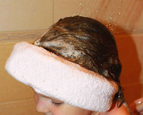 Când scapi un copil de păduchi, trebuie să-i aplici un șampon special pe cap, să aștepți puțin și apoi să-ți clătești bine părul