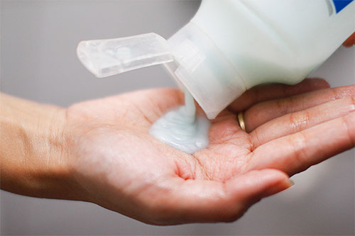 För att befria ett barn från löss kan du kombinera ett insekticid schampo med en kam.