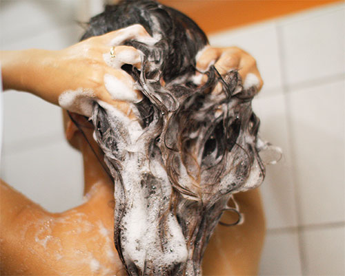Enige tijd na een peroxidebehandeling van haar, moet u uw haar wassen met water en zeep.