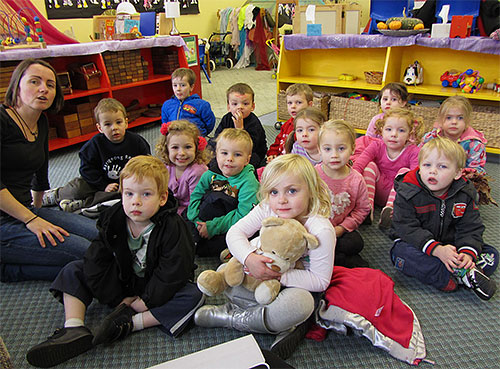 In kindergroepen, bijvoorbeeld in kleuterscholen en scholen, verspreidt de hoofdluis zich het gemakkelijkst en snelst.