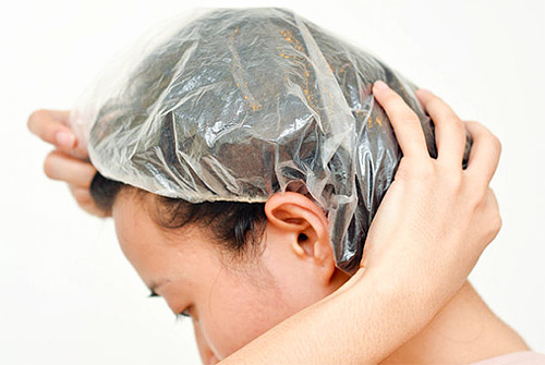 Po nanesení vody z čemeřice na hlavu je potřeba vlasy nějakou dobu držet pod šátkem nebo čepicí.