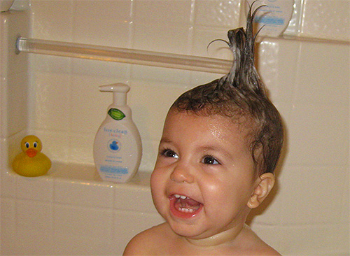 Șampoanele pentru păduchi sunt mai puțin susceptibile decât loțiunile și spray-urile de a provoca alergii și, prin urmare, sunt, în general, mai acceptabile pentru copii.