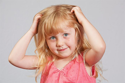 Semnele de păduchi la un copil sunt zgârierea constantă a capului și comportamentul agitat.