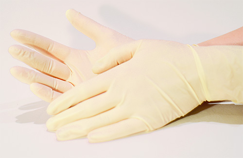 Πριν επεξεργαστείτε το κεφάλι από ψείρες με σαπούνι σκόνης, είναι απαραίτητο να εφοδιαστείτε με γάντια και αναπνευστήρα.