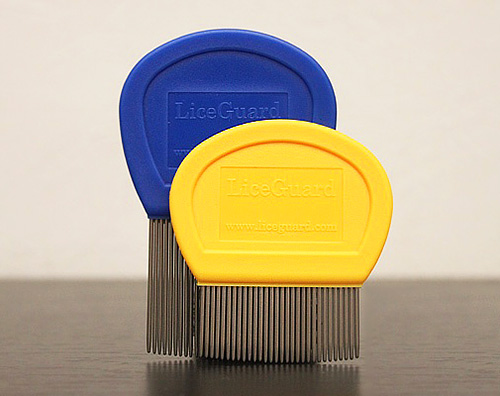 En förpackning innehåller två LiceGuard-kammar för olika hårtyper