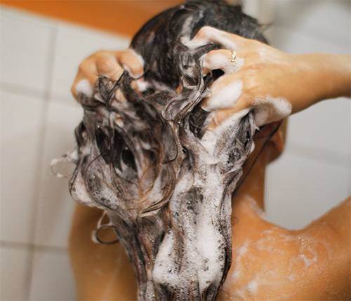 بعد معالجة الرأس برذاذ من القمل والصئبان ، يجب غسل المنتج جيدًا.