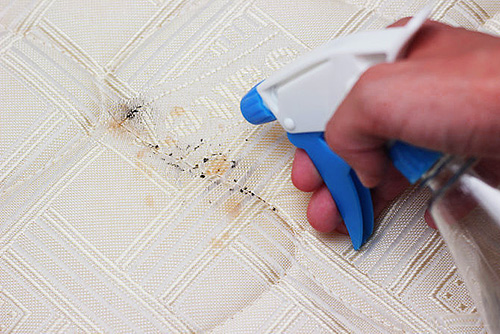 Un esempio di spruzzare uno spray per cimici sul materasso del letto