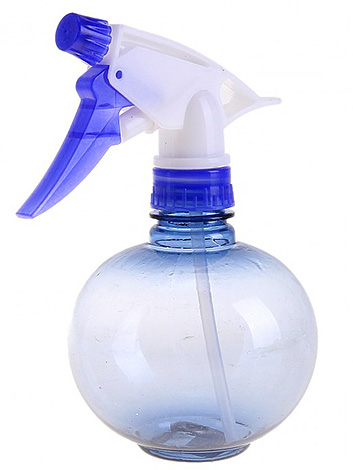 يمكنك القضاء على البراغيث في المنزل باستخدام المركزات المخففة بالماء ورشها من خلال زجاجة رذاذ.