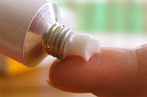 Läkemedel i form av krämer och salvor är särskilt användbara vid behandling av blygdlöss.