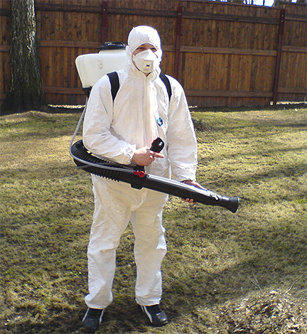 De procedure voor de vernietiging van bedwantsen met hete mist omvat het gebruik van beschermende kleding met lange mouwen en een gasmasker.