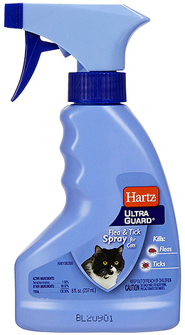 Hartz spray kan een kat behandelen voor zowel luizen als vlooien en teken