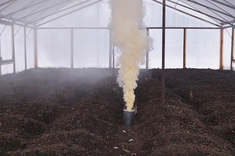 Kouřové bomby se často používají ve sklenících k hubení hmyzu a hub.