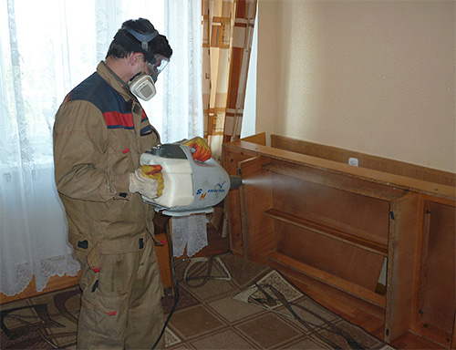 La foto mostra un esempio di trattamento di un appartamento dalle cimici usando la cosiddetta nebbia fredda.