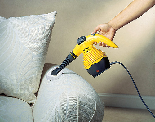 När du behandlar möbler från vägglöss, försök att inte rikta ångan mot lackade och plastytor.