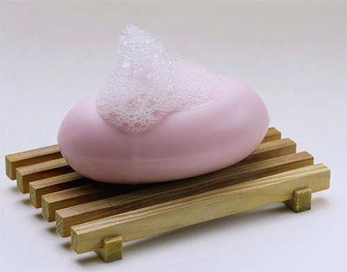 Otopina sapuna također se može koristiti pri liječenju zahvaćenog područja.