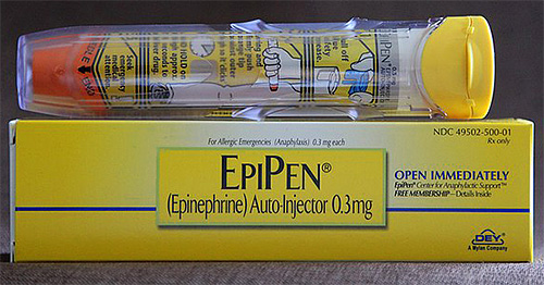 De foto toont een voorbeeld van een auto-injector met epinefrine (adrenaline).