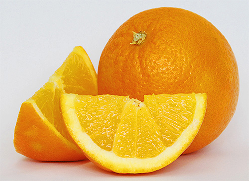 Kyselé ovoce pomůže neutralizovat část jedu v ráně.