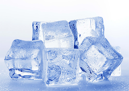 För att minska svullnad och klåda är det användbart att applicera is på platsen för ett getingstick.