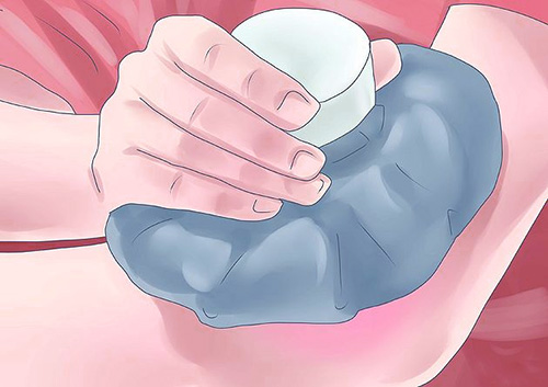 Per ridurre gonfiore e prurito, è utile applicare un impacco freddo sul sito del morso.