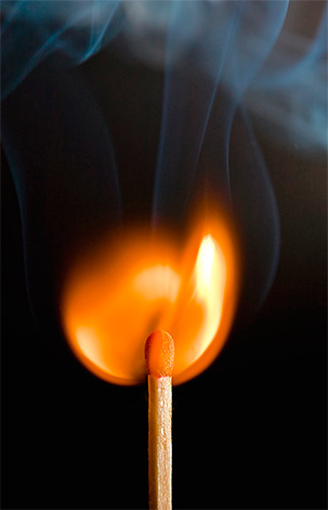 Tűz segítségével megszabadulhat a darazsak fészkétől, de ez egy meglehetősen tűzveszélyes módszer.