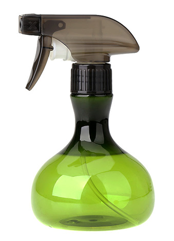 Na verdunning van het Xulat-preparaat met water, moet de bereide oplossing in een gewone huishoudelijke spuitfles worden gegoten.