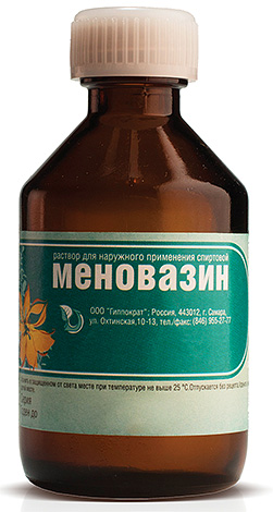 Menovazin minskar klåda och ömhet vid bettstället, vilket skapar en känsla av svalka på grund av mentol.