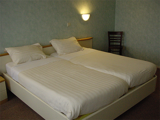كقاعدة عامة ، يبدأ بق الفراش في الظهور أولاً بالقرب من السرير أو الأريكة حيث ينام الناس.