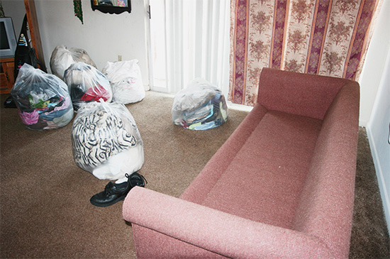 Innan du bearbetar lägenheten måste du ta bort alla onödiga saker från golvet och ge tillgång till golvlisterna.