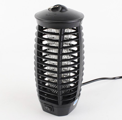 Het apparaat voor vernietiging van insecten Energy SWT 425e is gemaakt in de vorm van een lantaarn.