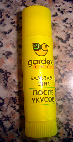 Zo'n Gardex Baby stick balsem kan gebruikt worden bij wespensteken bij kinderen.