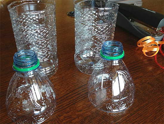 لعمل مصيدة ، يجب عليك أولاً قطع الثلث العلوي من الزجاجة البلاستيكية ...