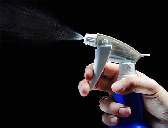 Ali kada se koristi konvencionalni pištolj za prskanje, insekticidni aerosol je relativno grub i brzo se taloži.